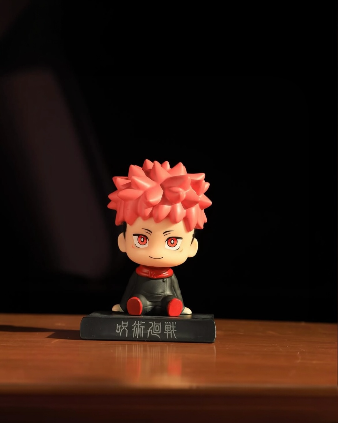 Figura porta celular Yuji Itadori