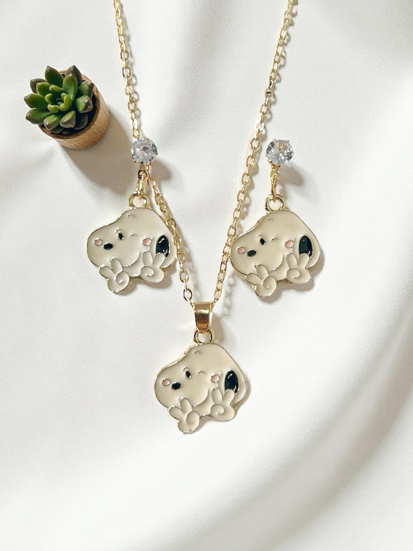 Set de collar y aretes de Snoopy