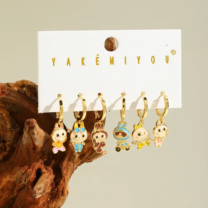 Set de aretes Labubu baño de oro 14k