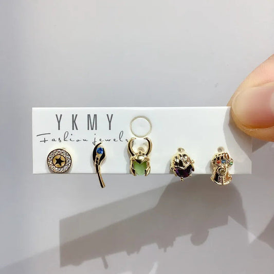 Set de 5 aretes Marvel baño de oro 14k