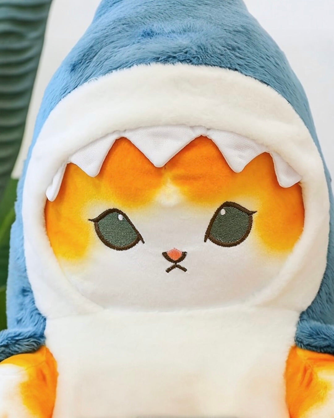 Peluche de gatito con disfraz de tiburón 36 cm