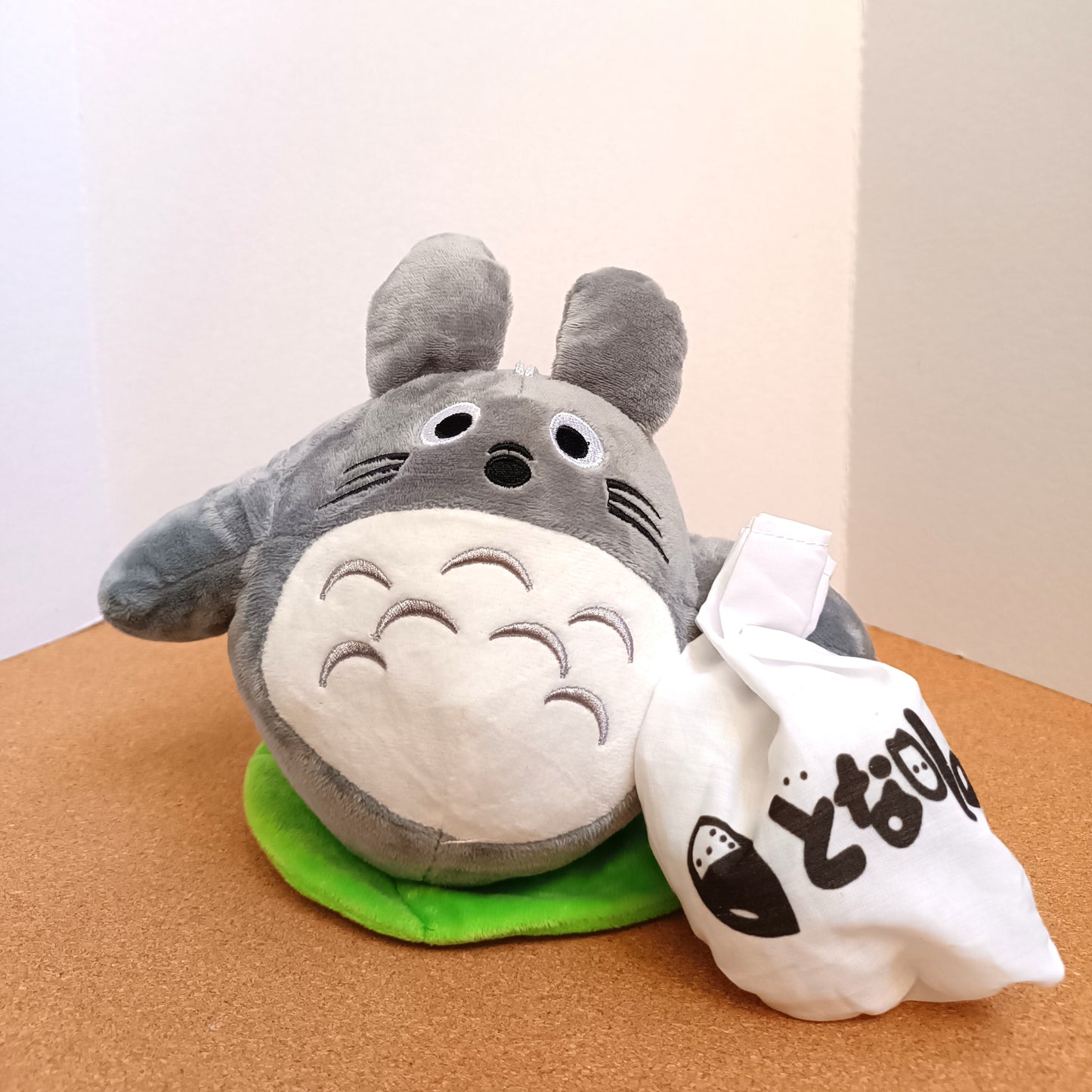 Peluche Totoro hoja 20 cm