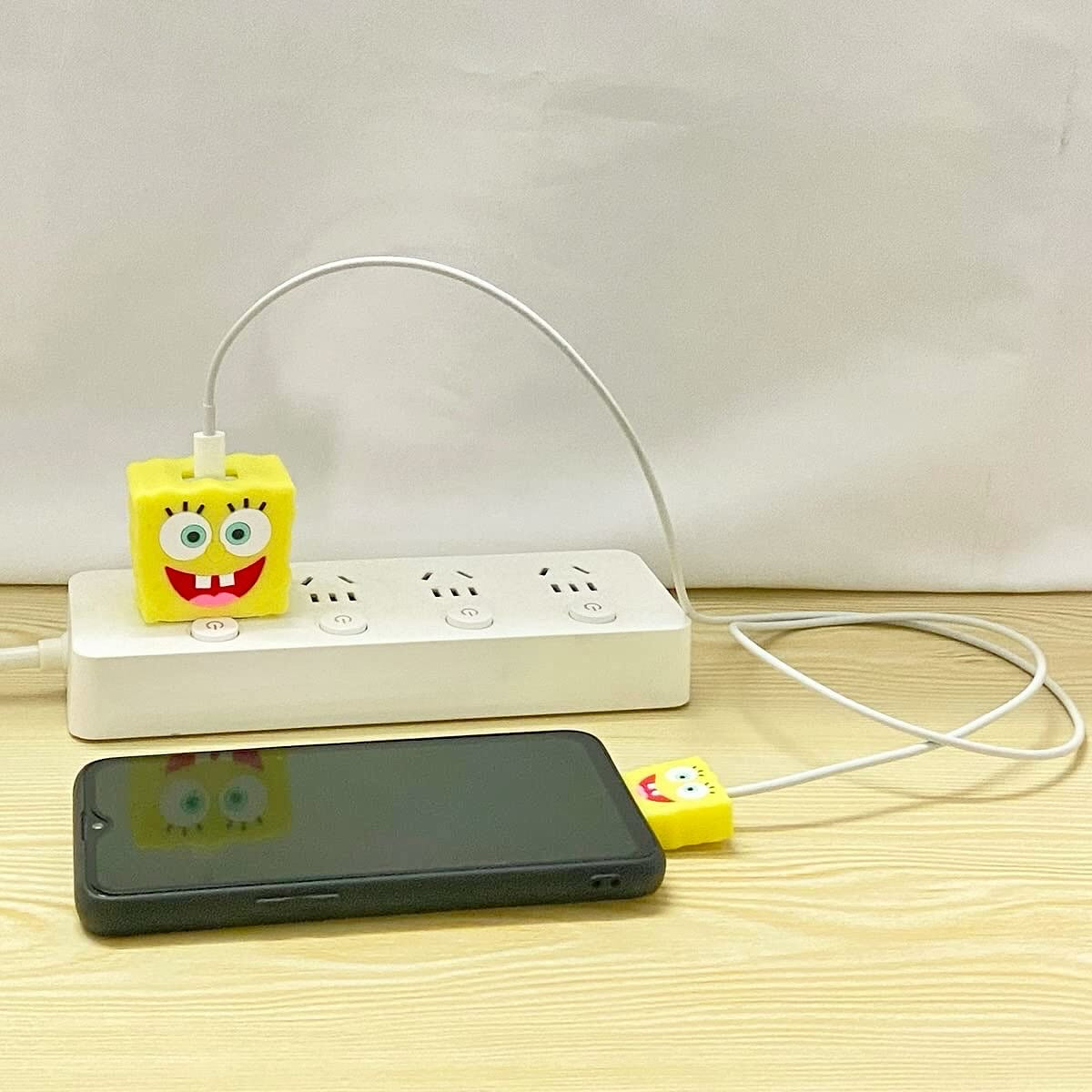 Set protector de cargador y cable celular Bob Esponja