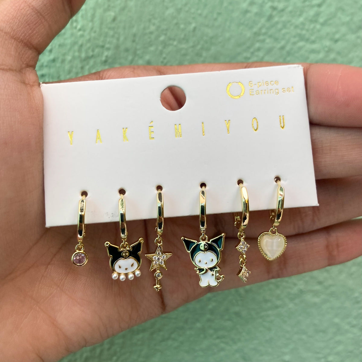 Set de 6 aretes Kuromi baño de oro 14k