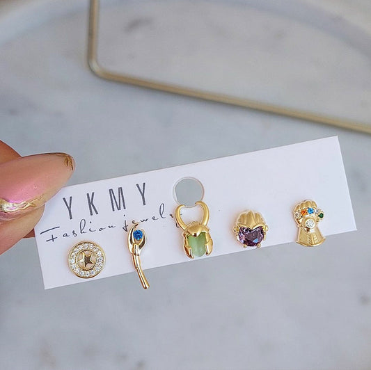 Set de 5 aretes Marvel baño de oro 14k